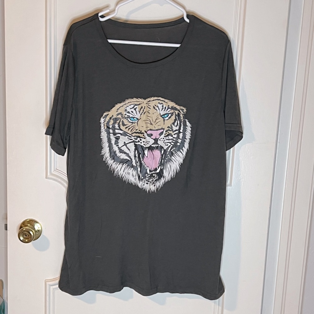 Tiger graphic tee nwot
